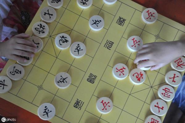 中国象棋比赛棋盘（谁将成为棋盘上的王者）.