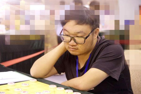 郑惟桐碰掉棋子了吗图片大全（郑惟桐比赛中是否意外碰掉棋子）.