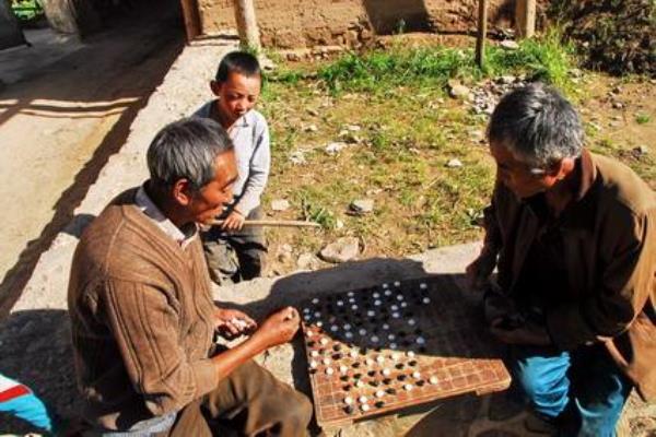 男孩子学围棋好还是象棋好（抉择！围棋 or 象棋，哪个更适合男孩子的智力开发）.