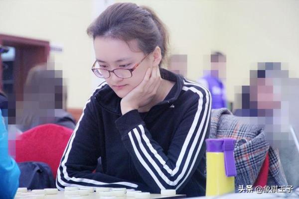 女子象棋大师李沁（女子象棋大师李沁，如何成为棋坛佼佼者）.