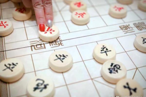 象棋培训中心违规收取象棋比赛费（违规收费，象棋培训中心为何铤而走险）.