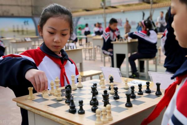 十岁女孩要学国际象棋（十岁女孩如何在国际象棋中展露锋芒）.