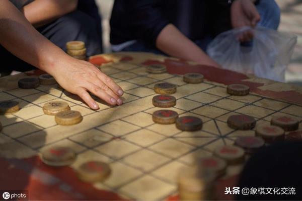 初级象棋怎么开局进阶好打（初学者如何布局才能在象棋中抢占先机）.