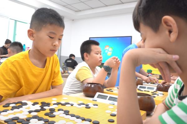 儿童学象棋和围棋哪个好（孩子成长之路，学象棋还是围棋更明智）.