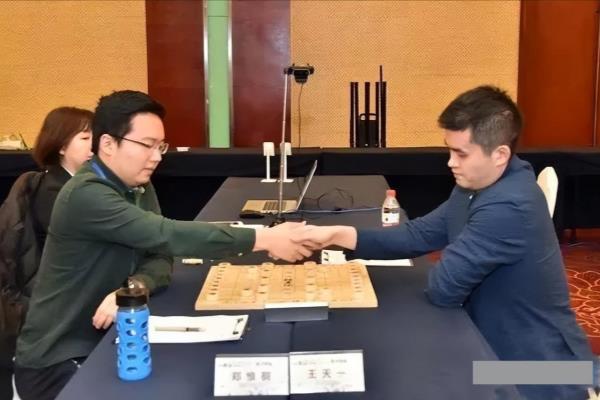 王天一直播下象棋是什么软件（揭秘王天一主播下象棋时使用的神秘工具，竟然是它）.