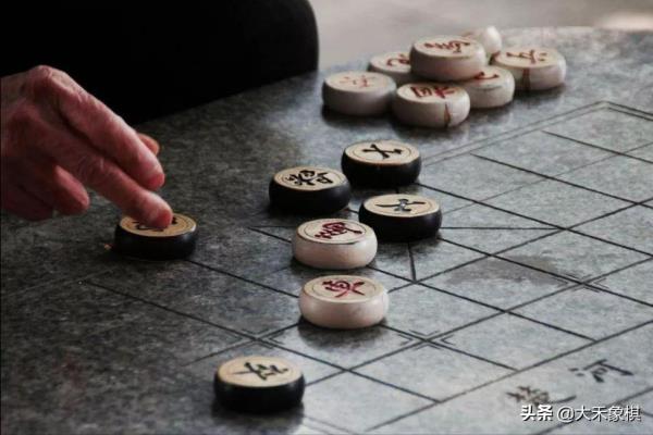 对中国象棋的感悟（探寻中国象棋中的人生智慧，感悟千年棋艺的魅力所在）.