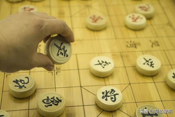 零基础学下象棋教程老师推荐（零基础学下象棋，如何轻松掌握棋盘上的战术）.