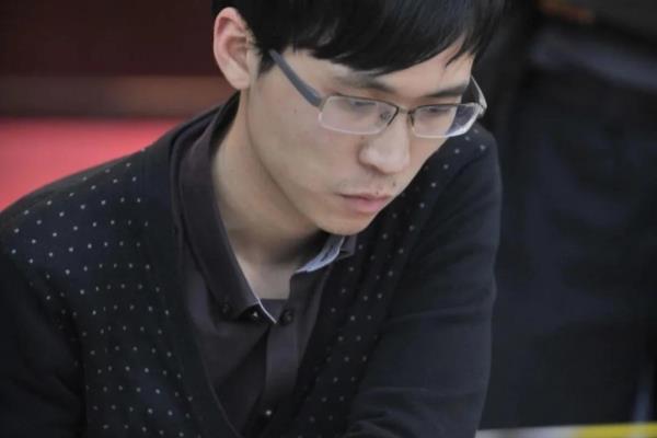 德国象棋大师对战赵鑫鑫是谁（谁将成为国际象棋界的霸主？德国象棋大师决战中国赵鑫鑫！）.