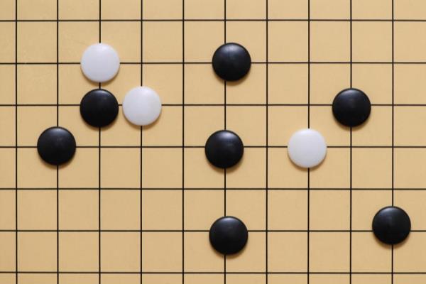 围棋和象棋的区别（围棋与象棋，哪个更考验智慧）.