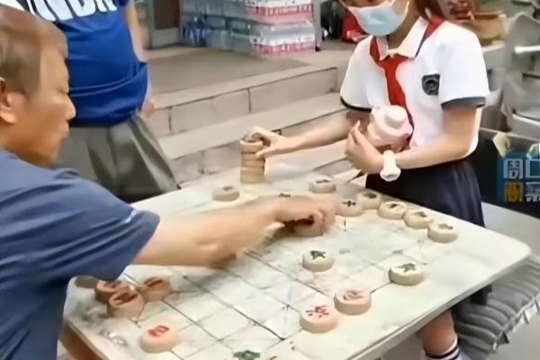 小女孩中国象棋对弈游戏（小女孩挑战中国象棋，你敢来观战吗）.