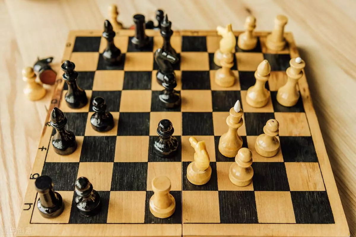 国际象棋黑白棋子各有多少个?(1)